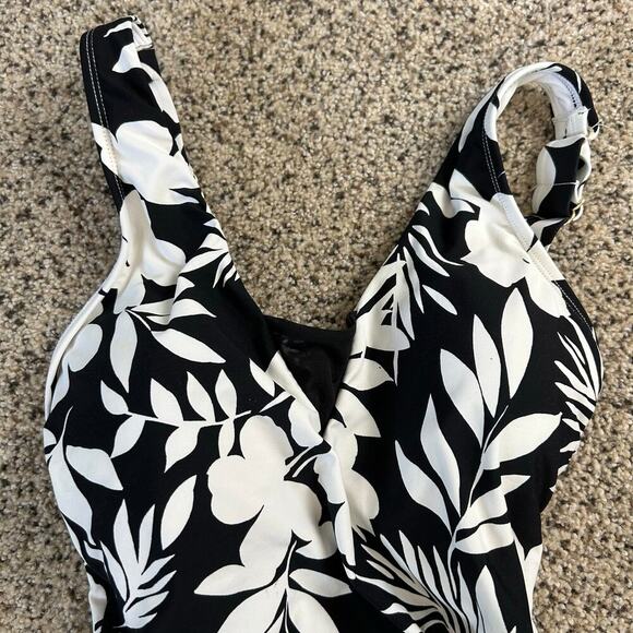 Lands End One Piece Floral Swimsuit Size Small UPF 50 Black White Beach Vacation - Picture 5 of 8